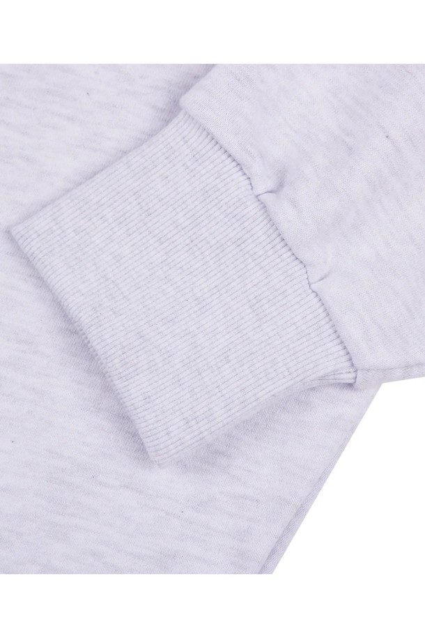 씨알에스디엘 스트릿 잼 1984 맨투맨은 남성용으로, 라이트 그레이와 블랙 두 가지 색상으로 제공됩니다. 면과 폴리에스테르 혼방 소재로 제작되어 부드러운 촉감을 자랑하며, 루즈핏에 긴 소매 디자인으로 편안한 착용감을 선사합니다. 1980년대 레트로 감성을 담은 로고 프린트가 돋보이며, 더블워싱 가공과 A라인 숄더 디테일이 특징입니다.
