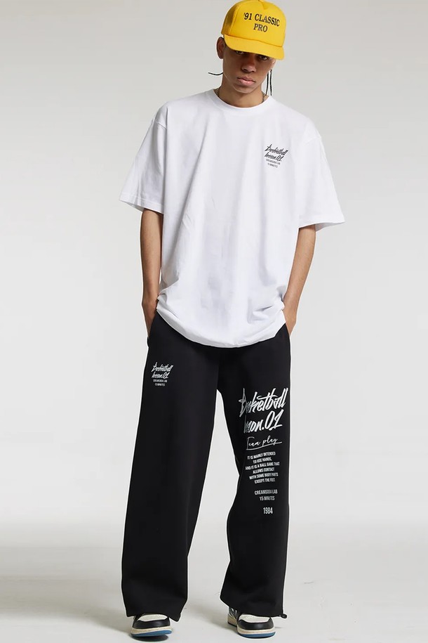 씨알에스디엘 쿼터 와이드 밴딩 팬츠는 편안함과 스타일을 모두 갖춘 남성용 와이드 팬츠입니다. 봄, 가을 계절에 적합하며, 캐주얼, 스포티한 스타일을 연출할 수 있습니다. 면과 폴리에스테르 혼방 소재로 제작되어 부드러운 촉감과 활동성을 제공하며, 밴딩 처리로 편안한 착용감을 선사합니다. 무지 디자인에 와이드 핏으로 트렌디함을 더했으며, 일상생활, 산책 등 다양한 TPO에 활용하기 좋습니다. 팀플레이 디자인으로 포인트를 더했습니다.
