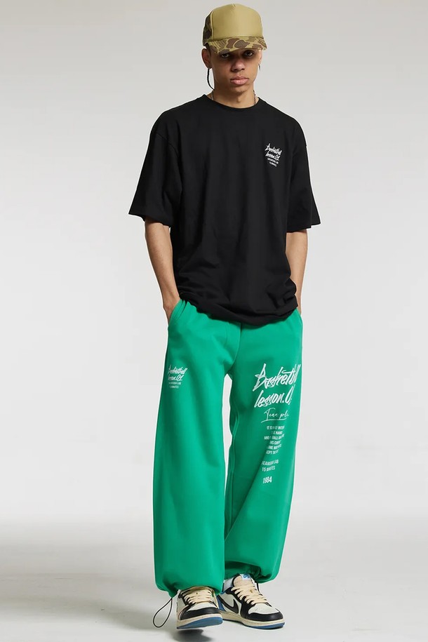 씨알에스디엘 쿼터 와이드 밴딩 팬츠는 그린 컬러의 공용 와이드 밴딩 팬츠입니다. 면과 폴리에스테르 혼방 소재로 제작되어 사계절 내내 활용 가능하며, 루즈핏과 레터링 프린트가 특징입니다. 캐주얼, 스포티, 미니멀 스타일을 연출하기 좋으며, 일상생활이나 동네 마실룩, 여행룩에 적합합니다. 편안한 착용감을 제공하는 밴딩 디테일과 와이드 핏으로 활동성을 높였습니다.
