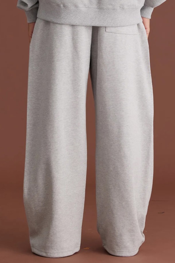 씨알에스디엘 쿼터 와이드 밴딩 팬츠는 남성을 위한 캐주얼, 스트리트 스타일 바지입니다. 봄, 가을 계절에 적합하며, 일상복으로 활용하기 좋습니다. 루즈핏 와이드 실루엣과 레터링 프린트 디테일이 특징이며, 밴딩 처리로 편안한 착용감을 제공합니다. 동네 마실룩, 여행룩 등 다양한 TPO에 맞춰 개성 있는 스타일을 연출할 수 있습니다.
