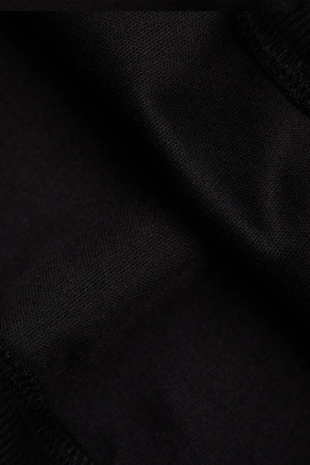 씨알에스디엘 세븐 플라워 크롭 후드는 면과 폴리에스테르 혼방 소재로 제작되어 편안한 착용감을 선사합니다. 블랙 컬러 바탕에 플라워 패턴 디자인이 돋보이며, 크롭 기장과 후드 디자인으로 트렌디한 스타일을 연출합니다. 캐주얼하면서도 개성 있는 상의를 찾는 분들께 적합한 제품입니다.
