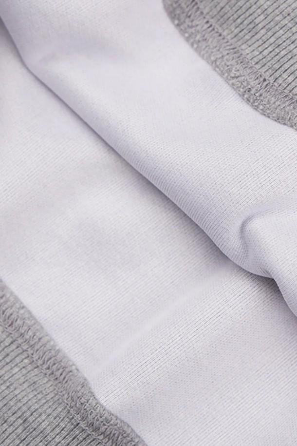 씨알에스디엘 세븐 플라워 크롭 후드는 면과 폴리에스테르 혼방 소재로 제작되어 편안한 착용감을 선사합니다. 플라워 패턴이 돋보이는 디자인으로, 캐주얼, 미니멀, 걸리시 스타일 연출에 용이합니다. 크롭 기장과 후드 디자인이 트렌디한 느낌을 더하며, 동네 마실룩, 카페룩, 집콕룩 등 다양한 TPO에 활용하기 좋습니다. 그레이 색상으로 어떤 옷에도 잘 어울려 데일리 아이템으로 활용하기 좋습니다. 세련된 디자인과 실용성을 겸비한 상의입니다.
