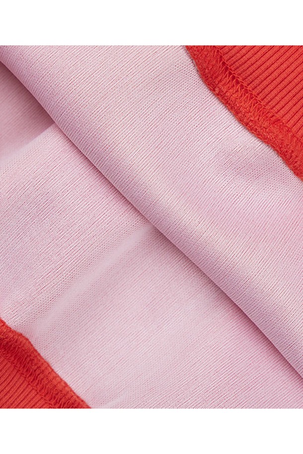 씨알에스디엘 세븐 플라워 크롭 후드는 여성용 상의로, 봄, 가을에 착용하기 좋은 캐주얼 스타일의 긴 소매 후드입니다. 코랄과 오렌지 두 가지 색상으로 출시되었으며, 부드러운 면 소재에 화이트/블루 플라워 프린트가 더해져 산뜻한 포인트를 줍니다. 레귤러핏 크롭 기장으로, 일상에서 편안하고 스타일리시하게 연출할 수 있습니다.
