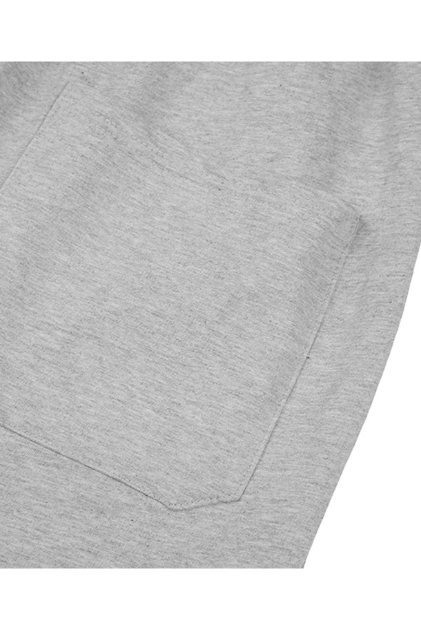 **씨알에스디엘 베이직 트레이닝 숏 팬츠**는 블랙, 그레이, 그린, 레드의 4가지 색상으로 출시되어 일상과 피트니스 활동 모두에 적합한 반바지입니다. 면 소재의 부드러운 촉감과 루즈핏 와이드 디자인으로 편안한 착용감을 제공하며, 고탄력 허리 밴딩과 실용적인 뒷주머니 디테일로 활동성을 높였습니다. 텐터 가공 및 텀블 워싱 처리로 변형을 최소화하여 오랫동안 쾌적하게 착용할 수 있습니다.
