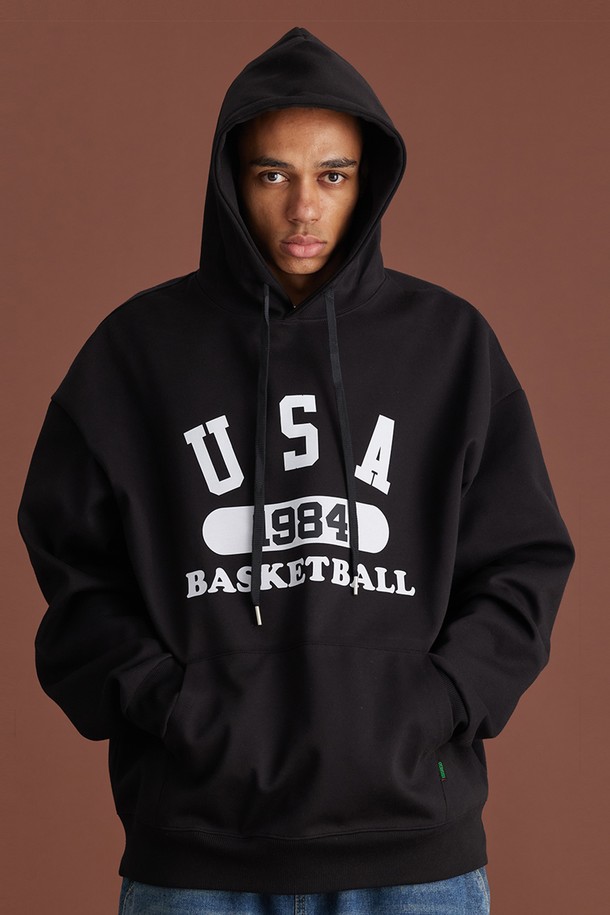 씨알에스디엘 유에스에이 바스켓볼 후드티는 90년대 스트릿 무드를 담아낸 캐주얼 후드티셔츠입니다. 루즈핏과 오버핏으로 편안한 착용감을 선사하며, 가을, 겨울 시즌 데일리룩에 활용하기 좋습니다. 면과 폴리에스테르 혼방 소재로 제작되어 부드러운 촉감을 자랑하며, 두꺼운 두께감으로 보온성을 높였습니다. 블랙, 화이트, 옐로우, 그레이, 네이비, 오트밀 등 다양한 컬러로 만나보세요. A라인 실루엣, 넓은 암홀, 드롭숄더 디자인과 립 원단 마감, 이중 스티치 넥라인, 보강된 스트링 팁 등의 디테일이 돋보입니다.
