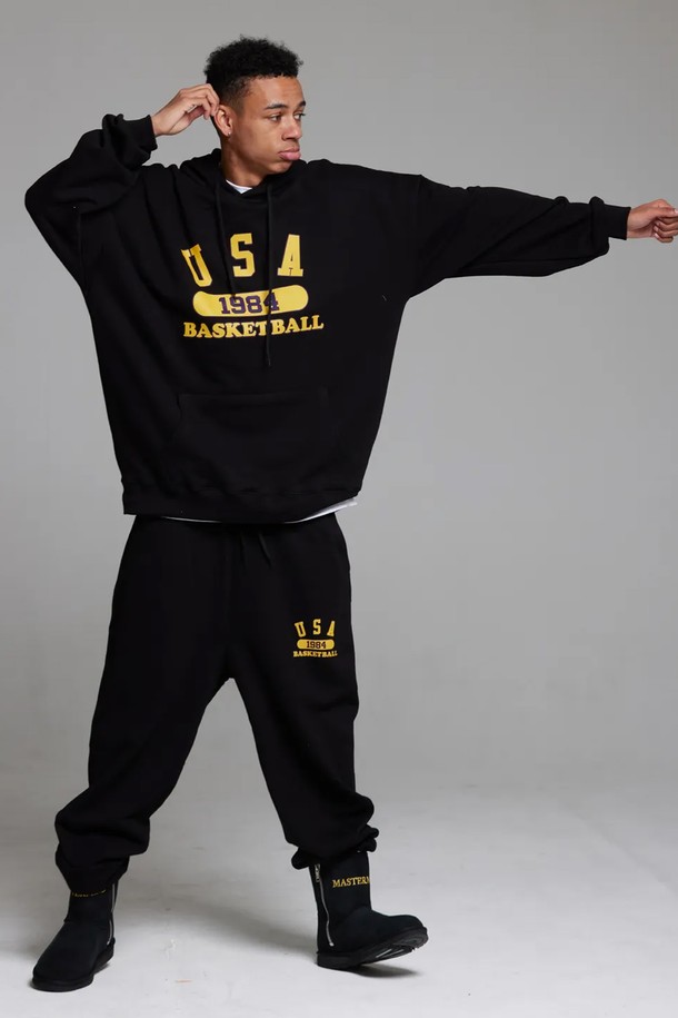 씨알에스디엘 유에스에이 바스켓볼 후디는 90년대 스트릿 패션을 현대적으로 재해석한 공용 후드입니다. 블랙과 옐로우 두 가지 색상으로 출시되었으며, 두꺼운 두께감과 기모 안감으로 겨울철에도 따뜻하게 착용할 수 있습니다. 루즈핏과 와이드한 바디라인, A라인 실루엣으로 편안함과 스타일리시함을 동시에 잡았습니다. 면과 폴리에스테르 혼방 소재로 제작되어 부드러운 촉감을 자랑하며, 이중 워싱 처리로 변형과 수축을 최소화했습니다. 후드, 긴 소매, 로고 및 프린트 패턴이 특징이며, 겨울 데일리룩이나 스포티한 스타일 연출에 적합합니다.
