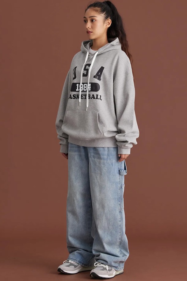 씨알에스디엘 유에스에이 바스켓볼 후드입니다. 남녀 모두 착용 가능한 루즈핏 후드티셔츠로, 가을, 겨울 시즌에 따뜻하게 입을 수 있습니다. 그레이, 블랙 두 가지 색상으로 출시되었으며, 90년대 스타일의 USA 농구 프린트가 돋보입니다. 면과 폴리에스테르 혼방 소재로 제작되어 부드러운 촉감을 선사하며, 두꺼운 두께감으로 보온성을 높였습니다. 넓은 어깨라인과 A라인 실루엣으로 스트릿, 스포티, 레트로 무드를 연출하여 집콕룩, 겨울 데일리룩, 산책룩 등 다양한 TPO에 활용하기 좋습니다.
