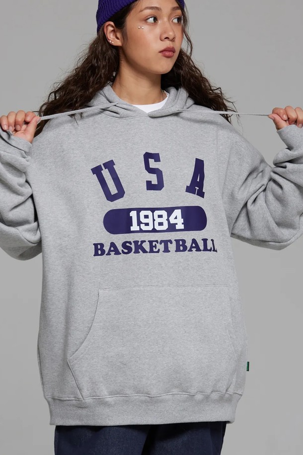 씨알에스디엘 유에스에이 바스켓볼 후디는 90년대 스트릿 패션을 현대적으로 재해석한 남성용 후드티입니다. 가을, 겨울에 적합하며, 일상과 스포츠 활동 모두에서 활용 가능한 실용적인 아이템입니다. 루즈핏에 넉넉한 암홀, A라인 실루엣으로 편안한 착용감을 선사하며, 두꺼운 소재로 제작되어 보온성을 높였습니다. 그레이 컬러 바탕에 바스켓볼 테마 디자인과 "BASKETBALL 1984" 텍스트 프린트가 돋보이는, 스포티하고 스트릿한 무드의 후드티입니다.

