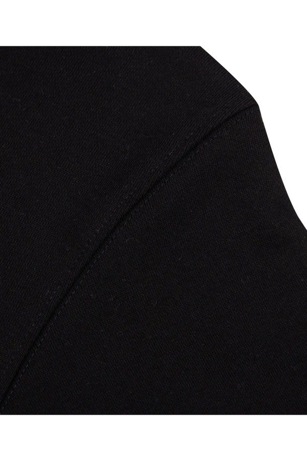 씨알에스디엘 스트릿 잼 1984 맨투맨은 남성용 상의로, 블랙 컬러의 레귤러핏 맨투맨입니다. 면 소재로 제작되어 봄, 가을, 겨울 3계절 모두 착용 가능하며, 라운드넥에 레터링 및 프린트 패턴이 돋보이는 캐주얼하고 스트릿한 스타일을 연출합니다. 1984 숫자 프린트가 특징이며, 긴소매 디자인으로 편안한 착용감을 선사합니다.
