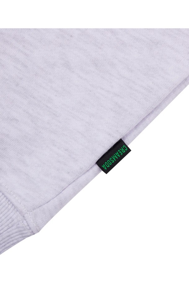 씨알에스디엘 스트릿 잼 1984 맨투맨은 남성용으로, 라이트 그레이와 블랙 두 가지 색상으로 제공됩니다. 면과 폴리에스테르 혼방 소재로 제작되어 부드러운 촉감을 자랑하며, 루즈핏에 긴 소매 디자인으로 편안한 착용감을 선사합니다. 1980년대 레트로 감성을 담은 로고 프린트가 돋보이며, 더블워싱 가공과 A라인 숄더 디테일이 특징입니다.
