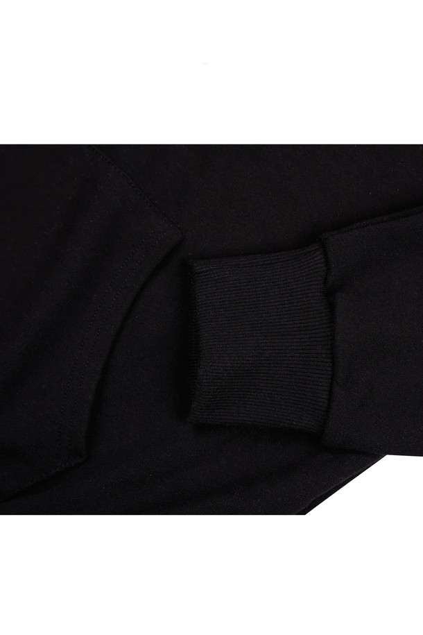 씨알에스디엘 디아이즈 박스 로고 후드는 남녀 공용으로, 가을과 겨울에 착용하기 좋은 두꺼운 면 소재의 후드티입니다. 오버핏 디자인에 블랙 컬러, 긴 소매 기장으로 제작되었으며, 스트릿/캐주얼 스타일을 연출하기 좋습니다. 전면에 박스 로고 프린트가 돋보이는, 개성 있는 디자인의 상의입니다.
