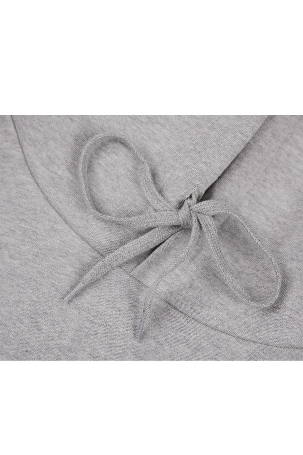 **씨알에스디엘 디아이즈 박스 로고 후드**는 남녀 모두 착용 가능한 오버핏 후드티입니다. 부드러운 면 소재로 제작되어 가을, 겨울 시즌에 적합하며, 두꺼운 두께감으로 따뜻하게 착용할 수 있습니다. 캐주얼하고 스트릿한 무드를 연출하며, 그레이 컬러에 박스 로고 프린트가 돋보이는 디자인입니다.
