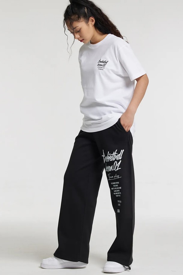 씨알에스디엘 쿼터 와이드 밴딩 팬츠는 편안함과 스타일을 모두 갖춘 남성용 와이드 팬츠입니다. 봄, 가을 계절에 적합하며, 캐주얼, 스포티한 스타일을 연출할 수 있습니다. 면과 폴리에스테르 혼방 소재로 제작되어 부드러운 촉감과 활동성을 제공하며, 밴딩 처리로 편안한 착용감을 선사합니다. 무지 디자인에 와이드 핏으로 트렌디함을 더했으며, 일상생활, 산책 등 다양한 TPO에 활용하기 좋습니다. 팀플레이 디자인으로 포인트를 더했습니다.
