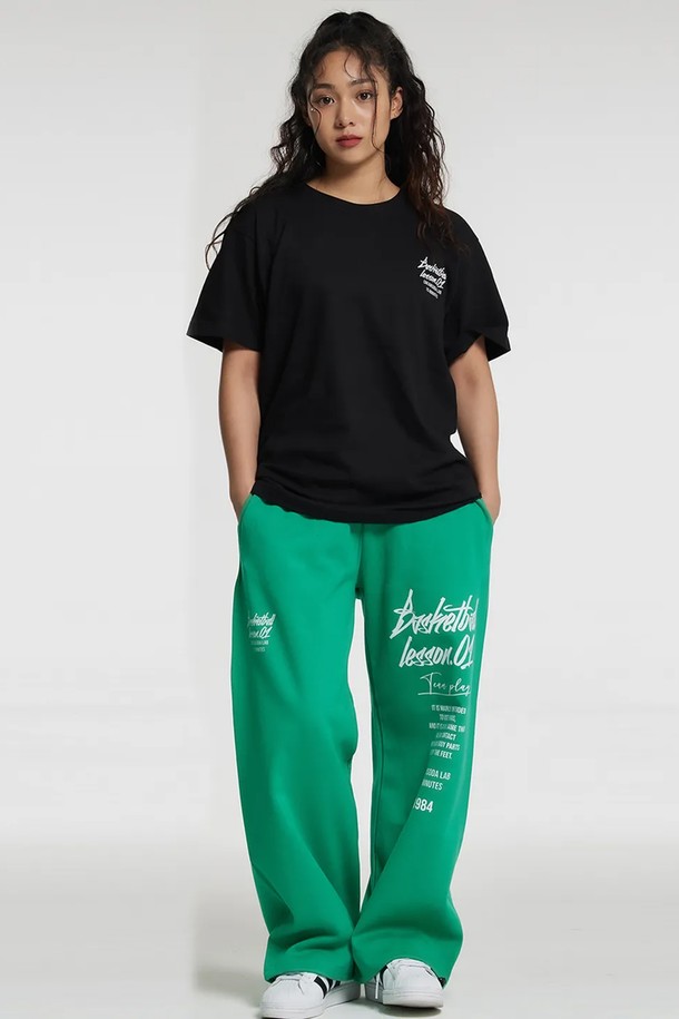 씨알에스디엘 쿼터 와이드 밴딩 팬츠는 그린 컬러의 공용 와이드 밴딩 팬츠입니다. 면과 폴리에스테르 혼방 소재로 제작되어 사계절 내내 활용 가능하며, 루즈핏과 레터링 프린트가 특징입니다. 캐주얼, 스포티, 미니멀 스타일을 연출하기 좋으며, 일상생활이나 동네 마실룩, 여행룩에 적합합니다. 편안한 착용감을 제공하는 밴딩 디테일과 와이드 핏으로 활동성을 높였습니다.
