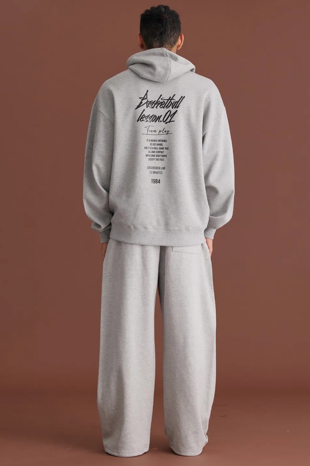 씨알에스디엘 쿼터 와이드 밴딩 팬츠는 남성을 위한 캐주얼, 스트리트 스타일 바지입니다. 봄, 가을 계절에 적합하며, 일상복으로 활용하기 좋습니다. 루즈핏 와이드 실루엣과 레터링 프린트 디테일이 특징이며, 밴딩 처리로 편안한 착용감을 제공합니다. 동네 마실룩, 여행룩 등 다양한 TPO에 맞춰 개성 있는 스타일을 연출할 수 있습니다.
