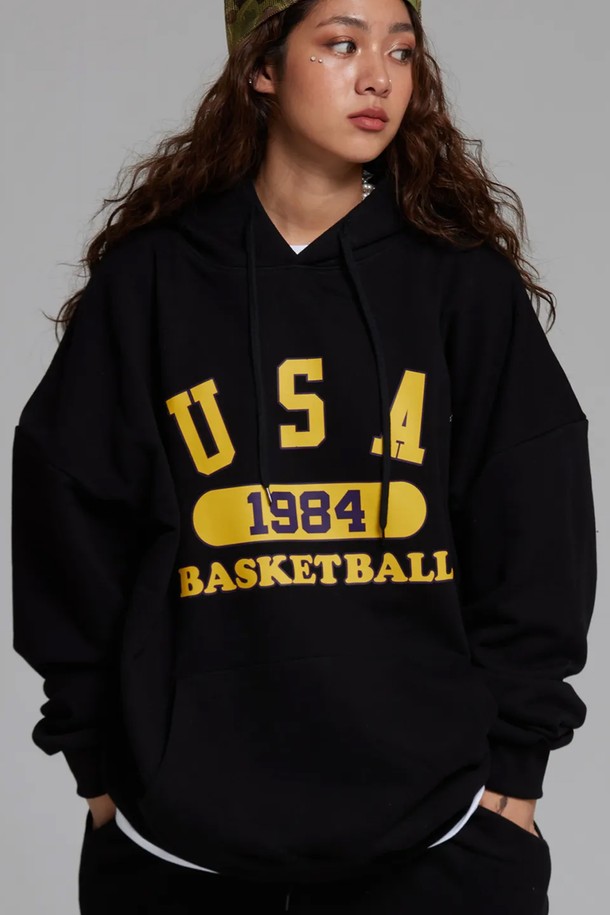 씨알에스디엘 유에스에이 바스켓볼 후디는 90년대 스트릿 패션을 현대적으로 재해석한 공용 후드입니다. 블랙과 옐로우 두 가지 색상으로 출시되었으며, 두꺼운 두께감과 기모 안감으로 겨울철에도 따뜻하게 착용할 수 있습니다. 루즈핏과 와이드한 바디라인, A라인 실루엣으로 편안함과 스타일리시함을 동시에 잡았습니다. 면과 폴리에스테르 혼방 소재로 제작되어 부드러운 촉감을 자랑하며, 이중 워싱 처리로 변형과 수축을 최소화했습니다. 후드, 긴 소매, 로고 및 프린트 패턴이 특징이며, 겨울 데일리룩이나 스포티한 스타일 연출에 적합합니다.
