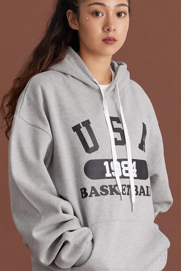 씨알에스디엘 유에스에이 바스켓볼 후드입니다. 남녀 모두 착용 가능한 루즈핏 후드티셔츠로, 가을, 겨울 시즌에 따뜻하게 입을 수 있습니다. 그레이, 블랙 두 가지 색상으로 출시되었으며, 90년대 스타일의 USA 농구 프린트가 돋보입니다. 면과 폴리에스테르 혼방 소재로 제작되어 부드러운 촉감을 선사하며, 두꺼운 두께감으로 보온성을 높였습니다. 넓은 어깨라인과 A라인 실루엣으로 스트릿, 스포티, 레트로 무드를 연출하여 집콕룩, 겨울 데일리룩, 산책룩 등 다양한 TPO에 활용하기 좋습니다.
