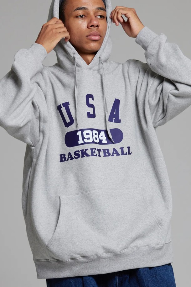 씨알에스디엘 유에스에이 바스켓볼 후디는 90년대 스트릿 패션을 현대적으로 재해석한 남성용 후드티입니다. 가을, 겨울에 적합하며, 일상과 스포츠 활동 모두에서 활용 가능한 실용적인 아이템입니다. 루즈핏에 넉넉한 암홀, A라인 실루엣으로 편안한 착용감을 선사하며, 두꺼운 소재로 제작되어 보온성을 높였습니다. 그레이 컬러 바탕에 바스켓볼 테마 디자인과 "BASKETBALL 1984" 텍스트 프린트가 돋보이는, 스포티하고 스트릿한 무드의 후드티입니다.
