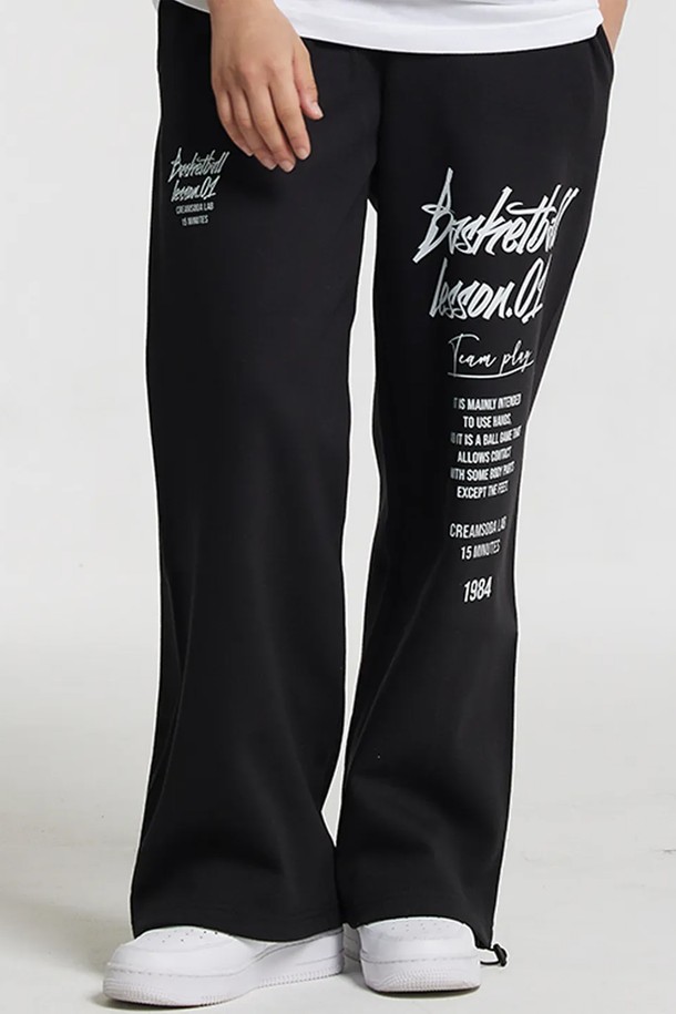 씨알에스디엘 쿼터 와이드 밴딩 팬츠는 편안함과 스타일을 모두 갖춘 남성용 와이드 팬츠입니다. 봄, 가을 계절에 적합하며, 캐주얼, 스포티한 스타일을 연출할 수 있습니다. 면과 폴리에스테르 혼방 소재로 제작되어 부드러운 촉감과 활동성을 제공하며, 밴딩 처리로 편안한 착용감을 선사합니다. 무지 디자인에 와이드 핏으로 트렌디함을 더했으며, 일상생활, 산책 등 다양한 TPO에 활용하기 좋습니다. 팀플레이 디자인으로 포인트를 더했습니다.
