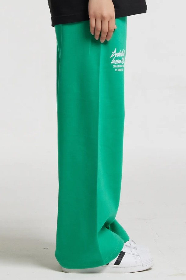 씨알에스디엘 쿼터 와이드 밴딩 팬츠는 그린 컬러의 공용 와이드 밴딩 팬츠입니다. 면과 폴리에스테르 혼방 소재로 제작되어 사계절 내내 활용 가능하며, 루즈핏과 레터링 프린트가 특징입니다. 캐주얼, 스포티, 미니멀 스타일을 연출하기 좋으며, 일상생활이나 동네 마실룩, 여행룩에 적합합니다. 편안한 착용감을 제공하는 밴딩 디테일과 와이드 핏으로 활동성을 높였습니다.
