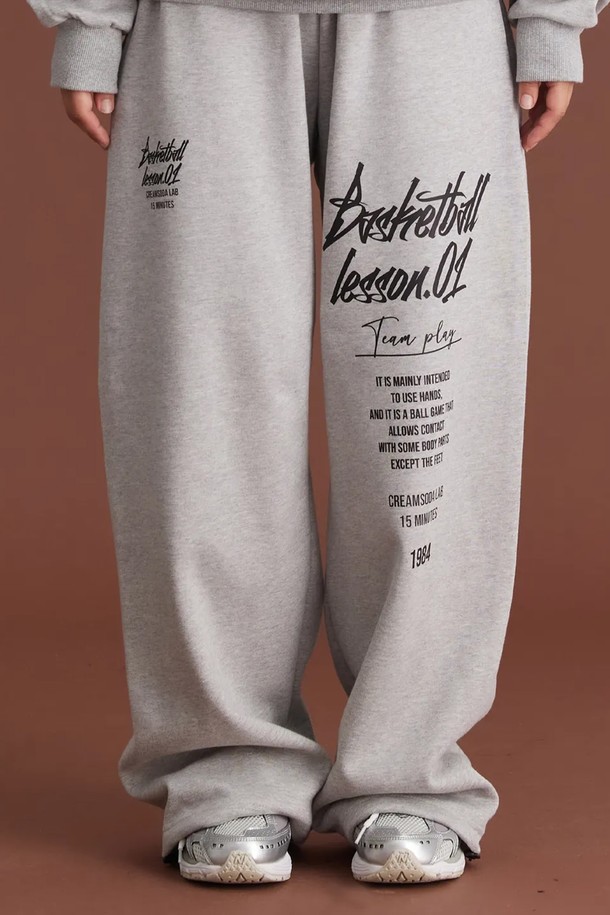 씨알에스디엘 쿼터 와이드 밴딩 팬츠는 남성을 위한 캐주얼, 스트리트 스타일 바지입니다. 봄, 가을 계절에 적합하며, 일상복으로 활용하기 좋습니다. 루즈핏 와이드 실루엣과 레터링 프린트 디테일이 특징이며, 밴딩 처리로 편안한 착용감을 제공합니다. 동네 마실룩, 여행룩 등 다양한 TPO에 맞춰 개성 있는 스타일을 연출할 수 있습니다.
