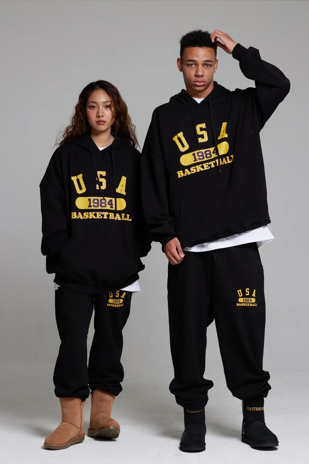 씨알에스디엘 유에스에이 바스켓볼 후디는 90년대 스트릿 패션을 현대적으로 재해석한 공용 후드입니다. 블랙과 옐로우 두 가지 색상으로 출시되었으며, 두꺼운 두께감과 기모 안감으로 겨울철에도 따뜻하게 착용할 수 있습니다. 루즈핏과 와이드한 바디라인, A라인 실루엣으로 편안함과 스타일리시함을 동시에 잡았습니다. 면과 폴리에스테르 혼방 소재로 제작되어 부드러운 촉감을 자랑하며, 이중 워싱 처리로 변형과 수축을 최소화했습니다. 후드, 긴 소매, 로고 및 프린트 패턴이 특징이며, 겨울 데일리룩이나 스포티한 스타일 연출에 적합합니다.
