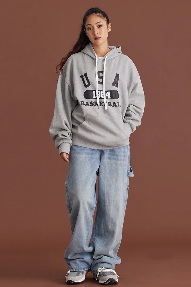 씨알에스디엘 유에스에이 바스켓볼 후드입니다. 남녀 모두 착용 가능한 루즈핏 후드티셔츠로, 가을, 겨울 시즌에 따뜻하게 입을 수 있습니다. 그레이, 블랙 두 가지 색상으로 출시되었으며, 90년대 스타일의 USA 농구 프린트가 돋보입니다. 면과 폴리에스테르 혼방 소재로 제작되어 부드러운 촉감을 선사하며, 두꺼운 두께감으로 보온성을 높였습니다. 넓은 어깨라인과 A라인 실루엣으로 스트릿, 스포티, 레트로 무드를 연출하여 집콕룩, 겨울 데일리룩, 산책룩 등 다양한 TPO에 활용하기 좋습니다.
