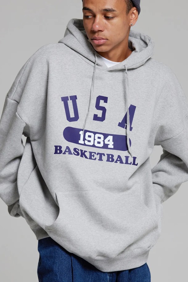 씨알에스디엘 유에스에이 바스켓볼 후디는 90년대 스트릿 패션을 현대적으로 재해석한 남성용 후드티입니다. 가을, 겨울에 적합하며, 일상과 스포츠 활동 모두에서 활용 가능한 실용적인 아이템입니다. 루즈핏에 넉넉한 암홀, A라인 실루엣으로 편안한 착용감을 선사하며, 두꺼운 소재로 제작되어 보온성을 높였습니다. 그레이 컬러 바탕에 바스켓볼 테마 디자인과 "BASKETBALL 1984" 텍스트 프린트가 돋보이는, 스포티하고 스트릿한 무드의 후드티입니다.
