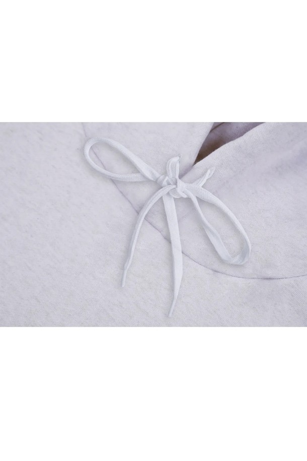 씨알에스디엘 유에스에이 바스켓볼 후드는 가을과 겨울에 어울리는 남성용 후드티셔츠입니다. 라이트 그레이, 네이비 두 가지 색상으로 출시되었으며, 두껍고 부드러운 면과 폴리에스테르 혼방 소재로 제작되어 편안한 착용감을 선사합니다. 70-80년대 미국 대학 스웨트셔츠 디자인을 기반으로 한 빈티지 스타일과 더블 워싱 가공으로 자연스러운 멋을 더했습니다. 오버핏과 릴랙스핏으로 편안하게 착용 가능하며, 일상, 집콕, 산책 등 다양한 TPO에 활용할 수 있습니다. 후드, 긴소매, 로고, 프린트 패턴이 특징이며, 캐주얼, 스포티, 레트로 스타일을 즐기는 남성에게 제격입니다.
