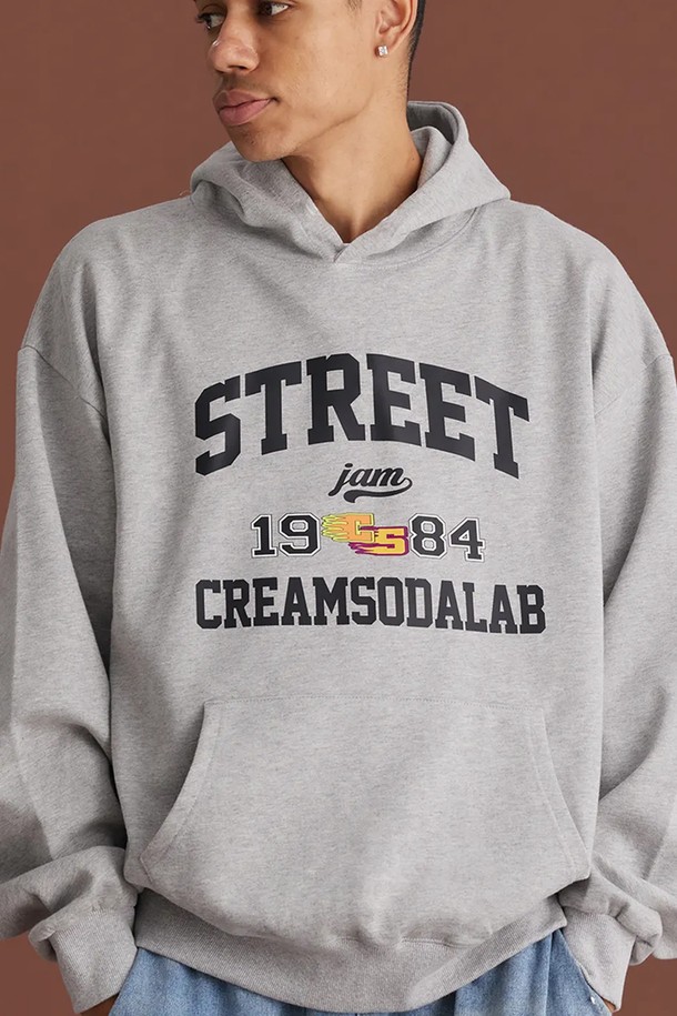 씨알에스디엘 스트릿 잼 후드는 남성용 오버핏 후드티로, 가을과 겨울에 착용하기 좋습니다. 그레이 컬러에 1984 프린팅과 로고 패턴이 돋보이며, 스트릿 및 캐주얼 스타일을 연출하기에 적합합니다. 긴소매 레귤러 기장으로 제작되어 편안하고 스타일리시하게 착용할 수 있습니다.
