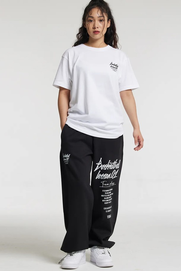 씨알에스디엘 쿼터 와이드 밴딩 팬츠는 편안함과 스타일을 모두 갖춘 남성용 와이드 팬츠입니다. 봄, 가을 계절에 적합하며, 캐주얼, 스포티한 스타일을 연출할 수 있습니다. 면과 폴리에스테르 혼방 소재로 제작되어 부드러운 촉감과 활동성을 제공하며, 밴딩 처리로 편안한 착용감을 선사합니다. 무지 디자인에 와이드 핏으로 트렌디함을 더했으며, 일상생활, 산책 등 다양한 TPO에 활용하기 좋습니다. 팀플레이 디자인으로 포인트를 더했습니다.
