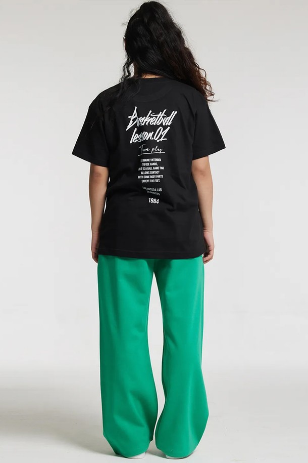 씨알에스디엘 쿼터 와이드 밴딩 팬츠는 그린 컬러의 공용 와이드 밴딩 팬츠입니다. 면과 폴리에스테르 혼방 소재로 제작되어 사계절 내내 활용 가능하며, 루즈핏과 레터링 프린트가 특징입니다. 캐주얼, 스포티, 미니멀 스타일을 연출하기 좋으며, 일상생활이나 동네 마실룩, 여행룩에 적합합니다. 편안한 착용감을 제공하는 밴딩 디테일과 와이드 핏으로 활동성을 높였습니다.
