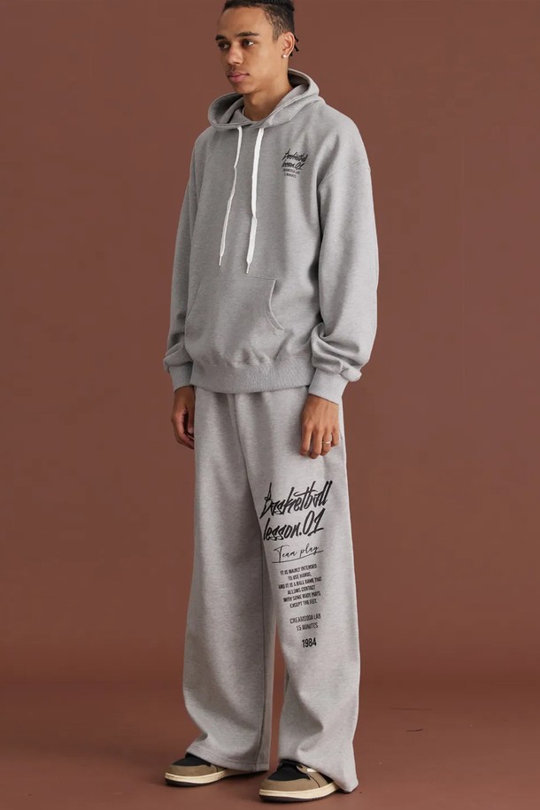 씨알에스디엘 쿼터 와이드 밴딩 팬츠는 남성을 위한 캐주얼, 스트리트 스타일 바지입니다. 봄, 가을 계절에 적합하며, 일상복으로 활용하기 좋습니다. 루즈핏 와이드 실루엣과 레터링 프린트 디테일이 특징이며, 밴딩 처리로 편안한 착용감을 제공합니다. 동네 마실룩, 여행룩 등 다양한 TPO에 맞춰 개성 있는 스타일을 연출할 수 있습니다.
