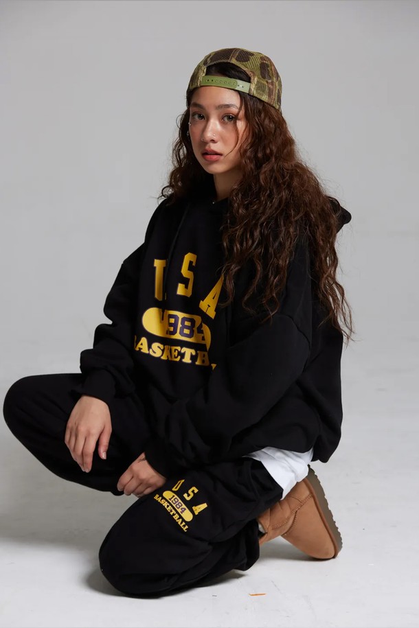 씨알에스디엘 유에스에이 바스켓볼 후디는 90년대 스트릿 패션을 현대적으로 재해석한 공용 후드입니다. 블랙과 옐로우 두 가지 색상으로 출시되었으며, 두꺼운 두께감과 기모 안감으로 겨울철에도 따뜻하게 착용할 수 있습니다. 루즈핏과 와이드한 바디라인, A라인 실루엣으로 편안함과 스타일리시함을 동시에 잡았습니다. 면과 폴리에스테르 혼방 소재로 제작되어 부드러운 촉감을 자랑하며, 이중 워싱 처리로 변형과 수축을 최소화했습니다. 후드, 긴 소매, 로고 및 프린트 패턴이 특징이며, 겨울 데일리룩이나 스포티한 스타일 연출에 적합합니다.
