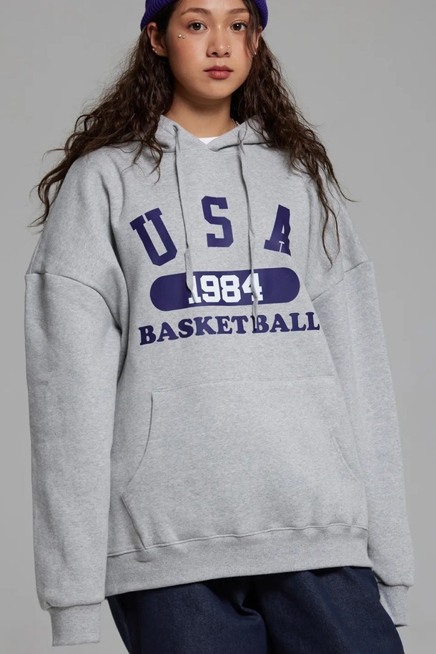 씨알에스디엘 유에스에이 바스켓볼 후디는 90년대 스트릿 패션을 현대적으로 재해석한 남성용 후드티입니다. 가을, 겨울에 적합하며, 일상과 스포츠 활동 모두에서 활용 가능한 실용적인 아이템입니다. 루즈핏에 넉넉한 암홀, A라인 실루엣으로 편안한 착용감을 선사하며, 두꺼운 소재로 제작되어 보온성을 높였습니다. 그레이 컬러 바탕에 바스켓볼 테마 디자인과 "BASKETBALL 1984" 텍스트 프린트가 돋보이는, 스포티하고 스트릿한 무드의 후드티입니다.
