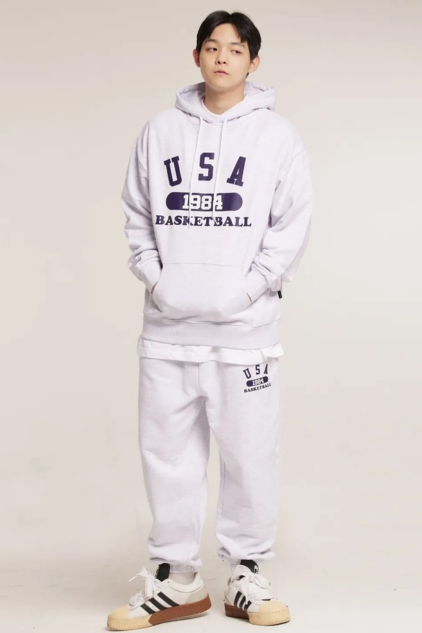 씨알에스디엘 유에스에이 바스켓볼 후드는 가을과 겨울에 어울리는 남성용 후드티셔츠입니다. 라이트 그레이, 네이비 두 가지 색상으로 출시되었으며, 두껍고 부드러운 면과 폴리에스테르 혼방 소재로 제작되어 편안한 착용감을 선사합니다. 70-80년대 미국 대학 스웨트셔츠 디자인을 기반으로 한 빈티지 스타일과 더블 워싱 가공으로 자연스러운 멋을 더했습니다. 오버핏과 릴랙스핏으로 편안하게 착용 가능하며, 일상, 집콕, 산책 등 다양한 TPO에 활용할 수 있습니다. 후드, 긴소매, 로고, 프린트 패턴이 특징이며, 캐주얼, 스포티, 레트로 스타일을 즐기는 남성에게 제격입니다.
