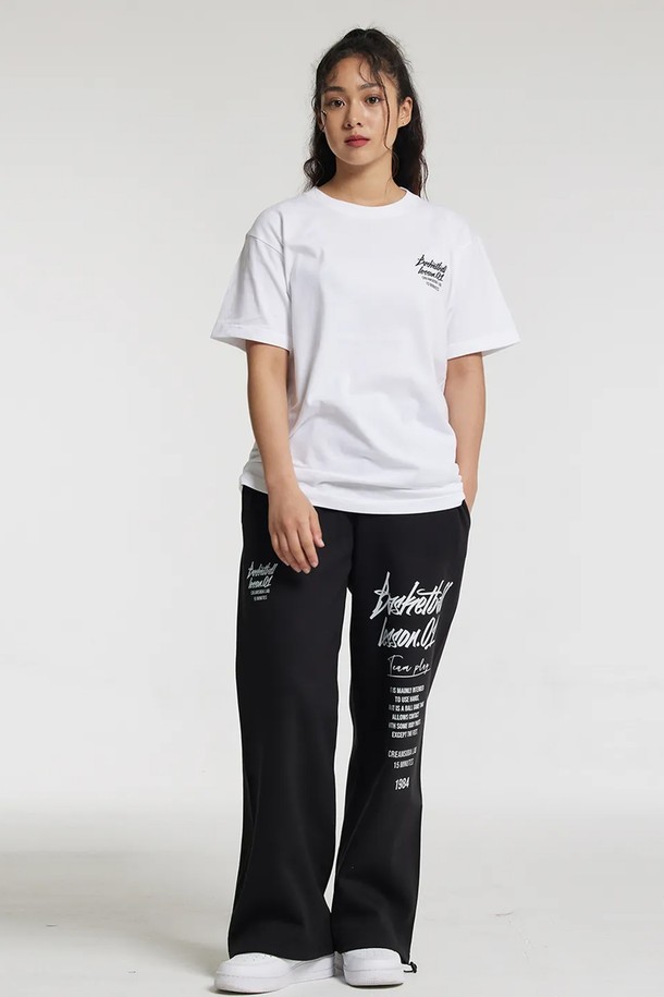 씨알에스디엘 쿼터 와이드 밴딩 팬츠는 편안함과 스타일을 모두 갖춘 남성용 와이드 팬츠입니다. 봄, 가을 계절에 적합하며, 캐주얼, 스포티한 스타일을 연출할 수 있습니다. 면과 폴리에스테르 혼방 소재로 제작되어 부드러운 촉감과 활동성을 제공하며, 밴딩 처리로 편안한 착용감을 선사합니다. 무지 디자인에 와이드 핏으로 트렌디함을 더했으며, 일상생활, 산책 등 다양한 TPO에 활용하기 좋습니다. 팀플레이 디자인으로 포인트를 더했습니다.
