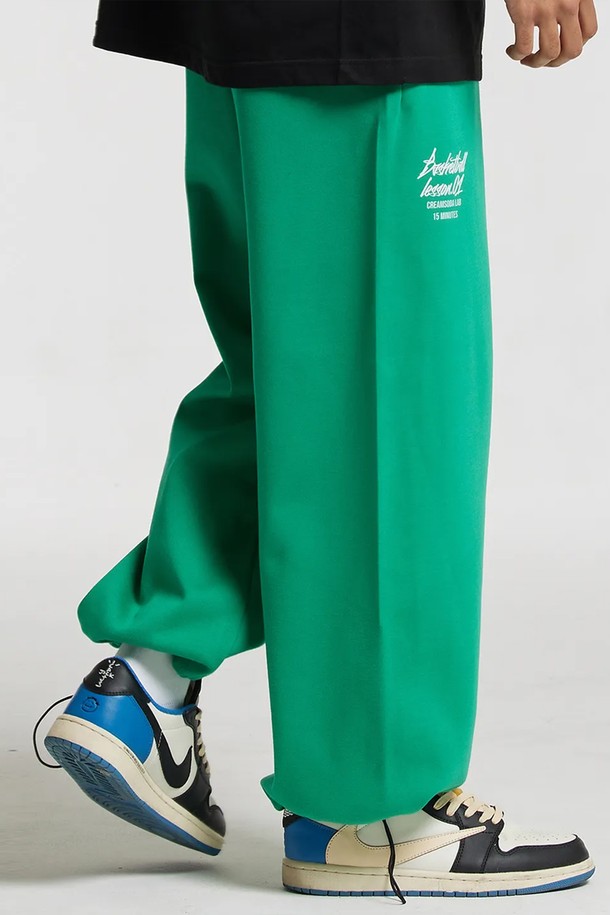 씨알에스디엘 쿼터 와이드 밴딩 팬츠는 그린 컬러의 공용 와이드 밴딩 팬츠입니다. 면과 폴리에스테르 혼방 소재로 제작되어 사계절 내내 활용 가능하며, 루즈핏과 레터링 프린트가 특징입니다. 캐주얼, 스포티, 미니멀 스타일을 연출하기 좋으며, 일상생활이나 동네 마실룩, 여행룩에 적합합니다. 편안한 착용감을 제공하는 밴딩 디테일과 와이드 핏으로 활동성을 높였습니다.
