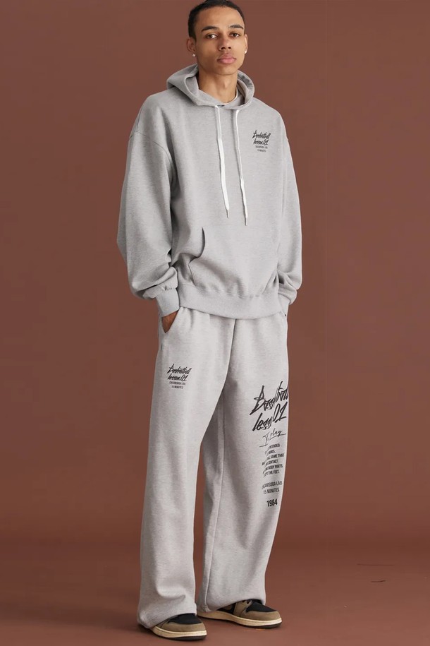 씨알에스디엘 쿼터 와이드 밴딩 팬츠는 남성을 위한 캐주얼, 스트리트 스타일 바지입니다. 봄, 가을 계절에 적합하며, 일상복으로 활용하기 좋습니다. 루즈핏 와이드 실루엣과 레터링 프린트 디테일이 특징이며, 밴딩 처리로 편안한 착용감을 제공합니다. 동네 마실룩, 여행룩 등 다양한 TPO에 맞춰 개성 있는 스타일을 연출할 수 있습니다.
