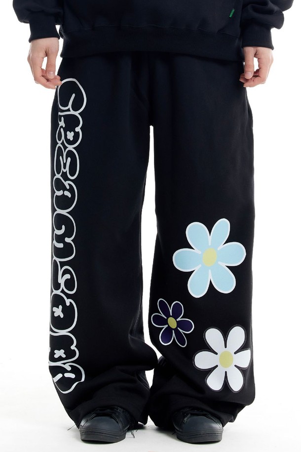 씨알에스디엘 3플라워 와이드 밴딩 팬츠는 캐주얼하고 미니멀한 스타일을 연출하기 좋은 와이드 팬츠입니다. 면과 폴리에스테르 혼방 소재로 제작되어 사계절 내내 편안하게 착용 가능하며, 루즈핏으로 활동성을 높였습니다. 플라워 패턴이 은은하게 들어가 여성스러운 분위기를 더하고, 그레이, 블랙, 블루, 그린, 핑크 등 다양한 컬러 옵션으로 폭넓은 선택지를 제공합니다. 허리 밴딩과 조절 가능한 스트링으로 편안한 착용감을 선사하며, 깊은 포켓과 수축 방지 가공, 텐터 가공 처리로 실용성과 내구성을 높였습니다. 산책룩이나 동네 마실룩으로 활용하기 좋습니다.
