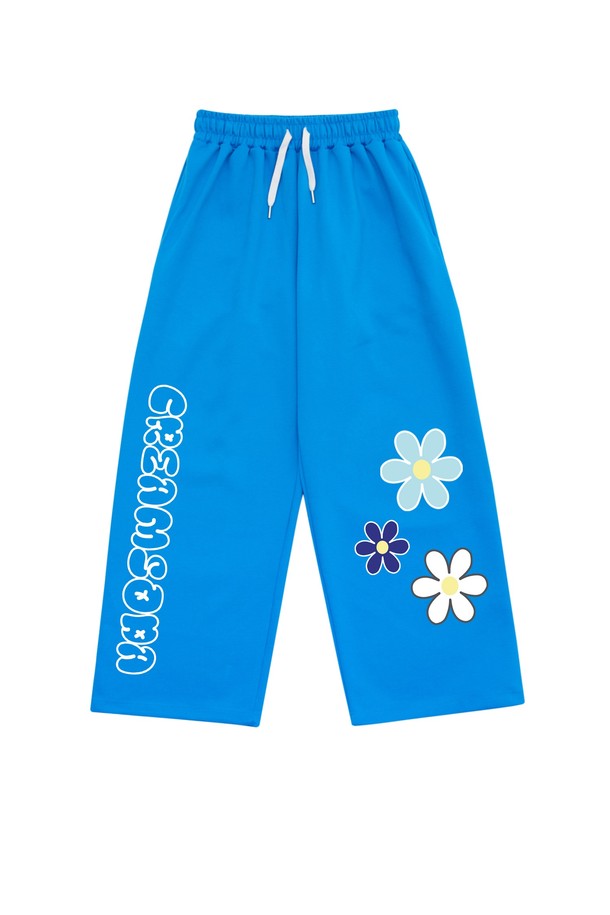 씨알에스디엘 3플라워 와이드 밴딩 팬츠는 여성용 와이드 팬츠입니다. 블루 컬러에 플라워 패턴이 돋보이는 캐주얼 스타일로, 봄, 여름 시즌에 시원하게 착용하기 좋습니다. 얇고 부드러운 면 소재로 제작되어 편안한 착용감을 선사하며, 루즈핏 디자인과 밴딩 허리 디테일로 활동성을 높였습니다. 동네 마실룩, 봄 소풍룩, 여행룩 등 다양한 TPO에 활용 가능하며, 캐주얼, 미니멀, 로맨틱 스타일을 연출하기 좋습니다.