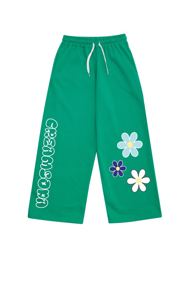 씨알에스디엘 3플라워 와이드 밴딩 팬츠는 부드러운 면과 폴리에스테르 혼방 소재로 제작되어 편안한 착용감을 선사합니다. 플라워 패턴이 돋보이는 캐주얼 스타일의 와이드 팬츠로, 루즈핏과 얇은 두께감으로 봄, 여름, 가을 어떤 계절에도 활용하기 좋습니다. 높은 신축성의 밴딩과 옆선 없는 디자인으로 활동성을 높였으며, 깊은 포켓과 텀블 워싱, 텐터 가공 처리로 실용성과 내구성을 더했습니다. 동네 마실룩, 여행룩, 봄 소풍룩 등 다양한 TPO에 맞춰 캐주얼, 미니멀, 클래식 스타일을 연출해 보세요. 조거 스타일로도 연출 가능하여 더욱 다양한 스타일을 즐길 수 있습니다.
