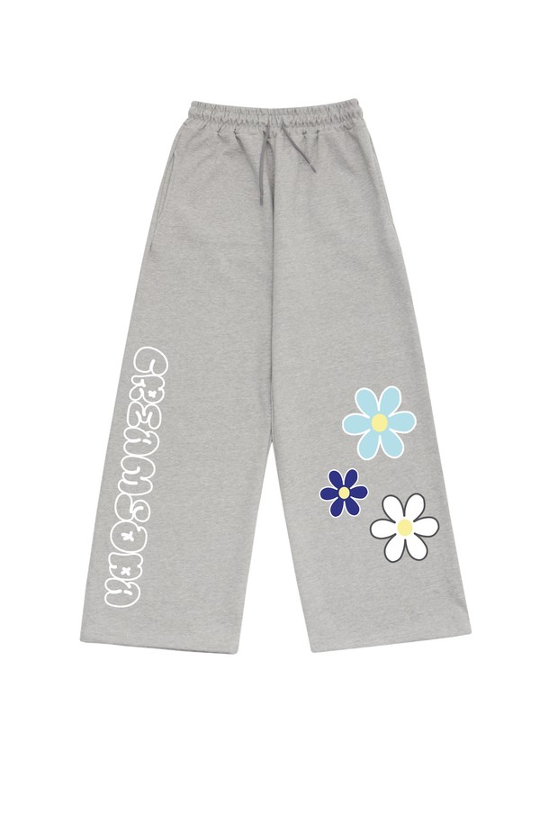 씨알에스디엘 3플라워 와이드 밴딩 팬츠는 여성스러운 플라워 패턴이 돋보이는 캐주얼 와이드 팬츠입니다. 가볍고 부드러운 면 소재로 제작되어 봄, 여름, 가을 계절에 시원하고 편안하게 착용할 수 있습니다. 허리 밴딩 디자인으로 활동성을 높였으며, 루즈핏으로 편안한 착용감을 선사합니다. 데이트룩, 쇼핑룩 등 다양한 TPO에 활용 가능하며, 캐주얼, 미니멀, 로맨틱 스타일을 연출하기 좋습니다. 그레이 컬러로 어떤 상의와도 잘 어울려 활용도가 높습니다.
