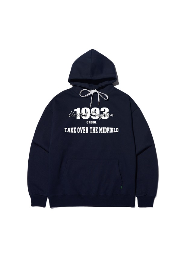 씨알에스디엘 1993 미드필더 후드는 캐주얼하고 스포티한 스타일을 연출하는 공용 후드티셔츠입니다. 네이비 컬러에 1993 프린트와 미드필더 프린트가 특징이며, 가을/겨울 시즌에 적합하도록 기모 안감과 두꺼운 두께로 제작되어 부드러운 촉감을 제공합니다. 레귤러핏으로 편안하게 착용 가능하며, 긴 소매와 후드 디자인으로 보온성을 높였습니다.
