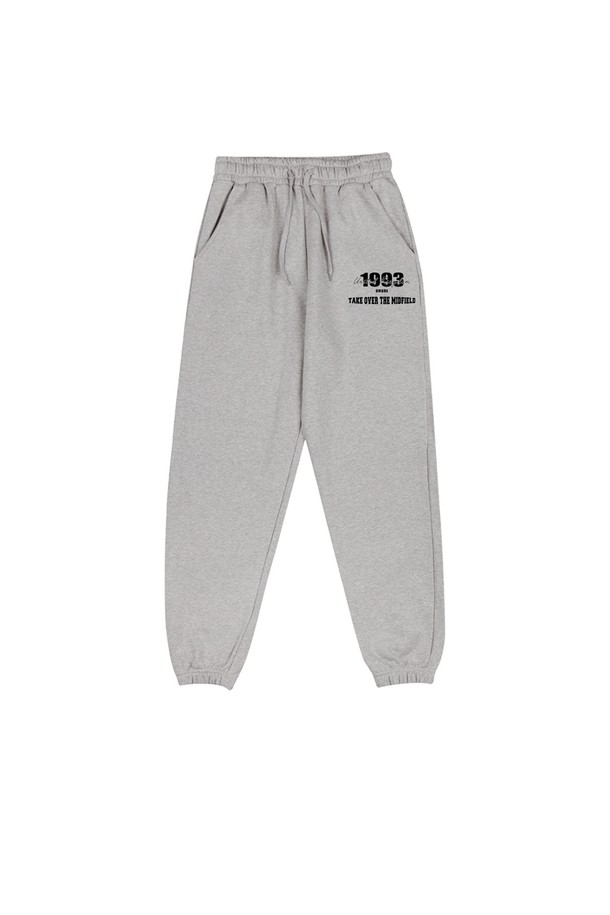 씨알에스디엘 1993 미드필더 조거 팬츠는 부드러운 촉감과 릴랙스 핏으로 편안함을 선사하며, 블랙, 그레이, 라이트 그레이, 오트밀 4가지 색상으로 출시되어 남녀 모두 착용 가능합니다. 면과 폴리에스테르 혼방의 두꺼운 기모 안감으로 보온성을 높였으며, 하이 엘라스틱 밴드, 사이드 포켓, 밑단 밴딩, 로고 디테일로 디자인과 실용성을 모두 갖췄습니다. 일상복으로 활용하기 좋으며, 사계절 내내 스포티하고 캐주얼한 스타일을 연출할 수 있습니다.
