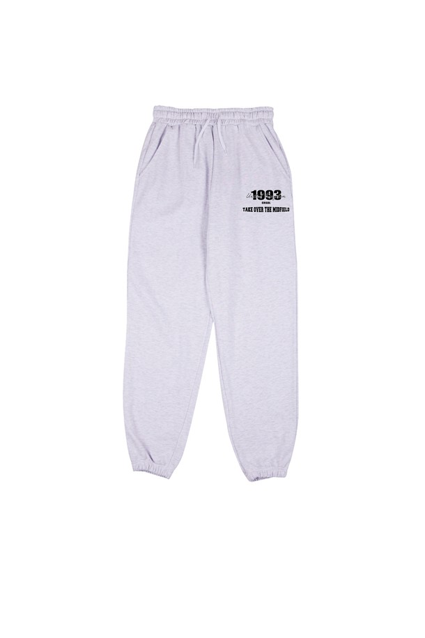 씨알에스디엘 1993 미드필더 조거 팬츠는 블랙, 그레이, 라이트 그레이, 오트밀 4가지 색상으로 출시되었으며, 부드러운 면과 폴리에스테르 혼방 소재에 기모 안감으로 따뜻하고 편안한 착용감을 선사합니다. 릴랙스 핏과 조거핏 디자인으로 활동성을 높였으며, 하이 엘라스틱 밴딩, 사이드 포켓, 강화된 밑단, 클린 실루엣 등의 디테일로 실용성과 스타일을 모두 갖췄습니다. 사계절 내내 일상복으로 활용하기 좋은 스포티하면서도 캐주얼한 무드의 조거 팬츠입니다.
