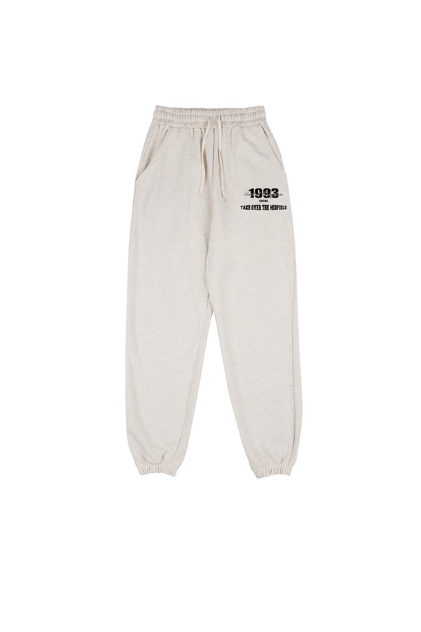 씨알에스디엘 1993 미드필더 조거 팬츠는 부드러운 촉감의 면과 폴리에스테르 혼방 소재로 제작되어 편안한 착용감을 선사합니다. 남녀 공용으로, 블랙, 그레이, 라이트 그레이, 오트밀 등 4가지 색상으로 출시되었으며, 릴랙스핏의 조거핏 디자인과 하이 엘라스틱 밴딩으로 활동성을 높였습니다. 기모 또는 일반 두께로 제작되어 사계절 내내 활용 가능하며, 사이드 포켓과 강화된 밑단, 베이직 실루엣에 로고 패턴으로 스포티하면서도 캐주얼한 스타일을 연출합니다.
