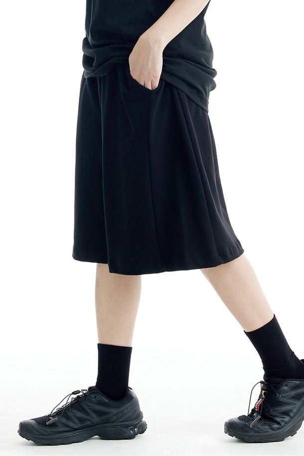 씨알에스디엘 미니멀 와이드 트레이닝 에센셜 사이드 절개 버뮤다 숏팬츠는 미니멀하고 스포티한 스타일을 추구하는 남녀 공용 제품입니다. 블랙과 그레이 두 가지 색상으로 출시되었으며, 여름철 일상 및 스포츠 활동에 적합합니다. 면과 폴리에스테르 혼방의 부드러운 촉감과 얇은 두께로 편안한 착용감을 제공하며, 와이드 핏으로 활동성을 높였습니다. 사이드 절개 디테일과 고탄력 밴딩, 내구성 강화 스티칭, 형태 안정성을 갖춘 디자인으로 동네 마실룩, 여행룩, 휴가룩 등 다양한 TPO에 활용하기 좋습니다.
