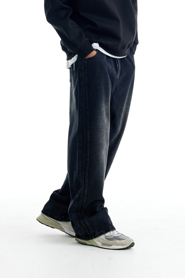 씨알에스디엘 트랙 데님 팬츠는 남성용 데님 팬츠로, 블랙과 블루 두 가지 색상으로 출시되었습니다. 면과 폴리에스테르 혼방 소재로 제작되어 사계절 내내 착용 가능하며, 레귤러핏으로 편안한 착용감을 제공합니다. 캐주얼, 스트리트, 미니멀 스타일을 모두 소화 가능한 디자인으로, 트랙 디자인이 돋보입니다. 무지 패턴의 긴 기장 데님 팬츠로, 다양한 상의와 매치하여 폭넓은 스타일 연출이 가능합니다.
