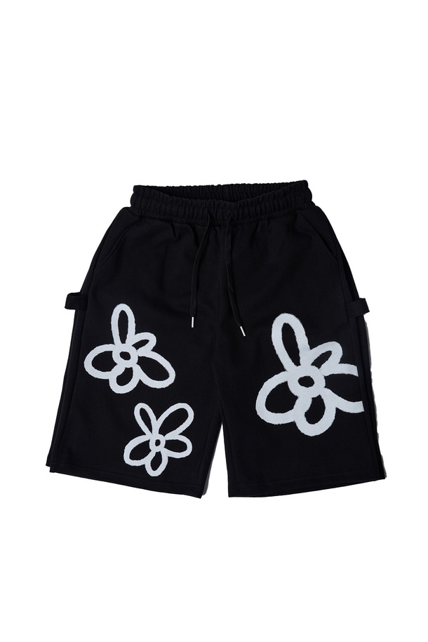 블랙 컬러의 꽃무늬 패턴이 돋보이는 꽃 사이드 스냅 반바지입니다. 면과 폴리에스테르 혼방 소재로 제작되어 편안한 착용감을 선사하며, 밴딩 처리로 활동성을 높였습니다. 봄, 여름 시즌 캐주얼 스타일을 연출하기 좋으며, 사이드 스냅 디테일이 더해져 유니크한 매력을 더합니다.
